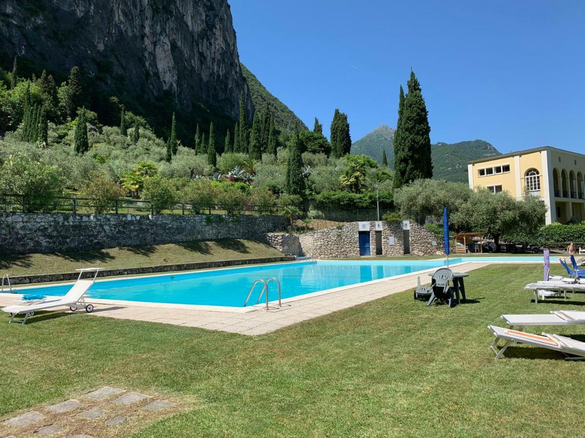 Sky&Pool Dom Apartamento Riva del Garda Exterior foto